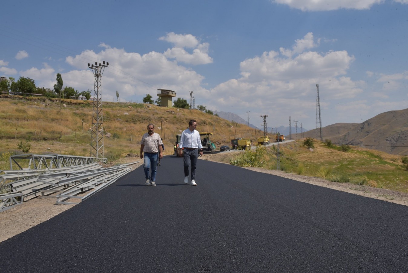 "Hakkari'de köy yollarının ulaşım konforunu arttıracağız" 4 04082024111730 62292 95207