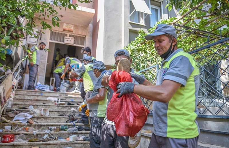 katli apartmandan kamyon cop cikti