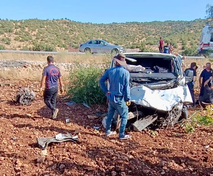 Pazarcık’ta hafif ticari araç tarlaya uçtu: 2 yaralı