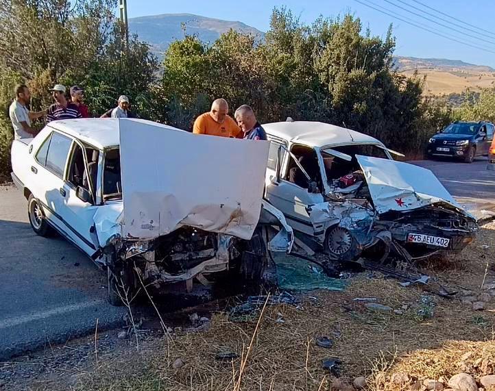 Pazarcık’ta iki otomobil kafa kafaya çarpıştı: 3 yaralı 