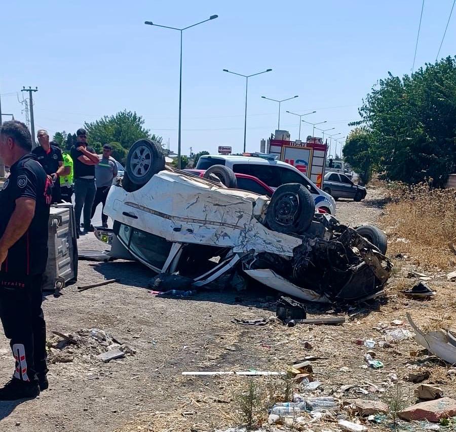 Türkoğlu’nda otomobil paramparça oldu: 2 ağır yaralandı