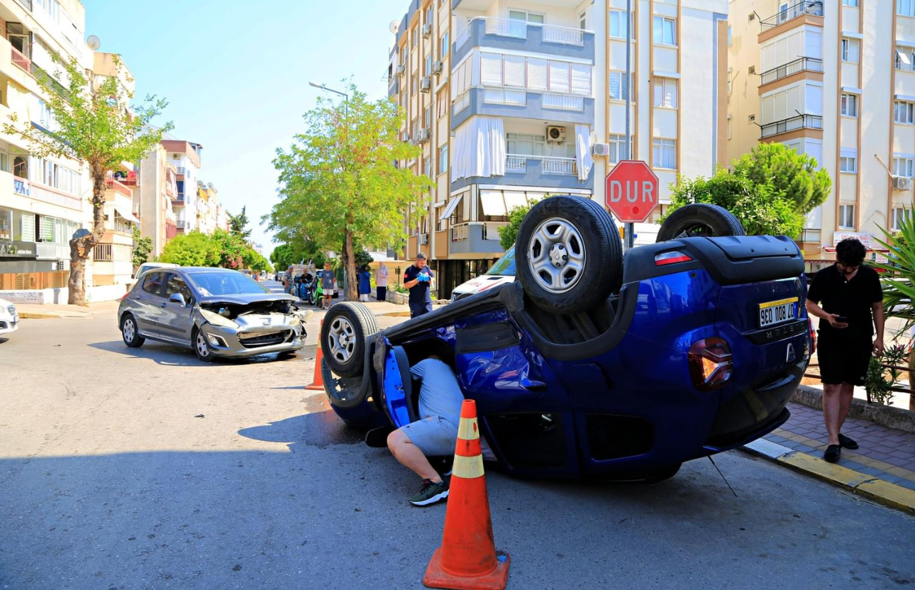 Takla atan araçtan burnu bile kanamadan çıktılar 2 IMG 9418