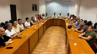 Kepez Belediyespor Kulübü’nün yeni başkanı Emin Akçay, personeliyle bir araya