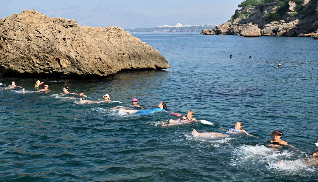 Muratpaşa’nın mavi bayraklı plajında