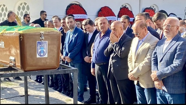 Törende acılı aileyi yalnız bırakmayan isimler arasında Vahit Kirişci’nin hem