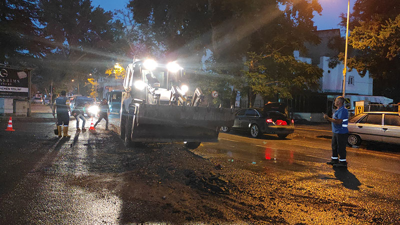 Büyükşehir, Yağış Sonrası Gece Boyunca Sahada Çalışmalarını Sürdürdü Pazar günü öğleden sonra şehir merkezinde etkisini artıran sağanak yağışın