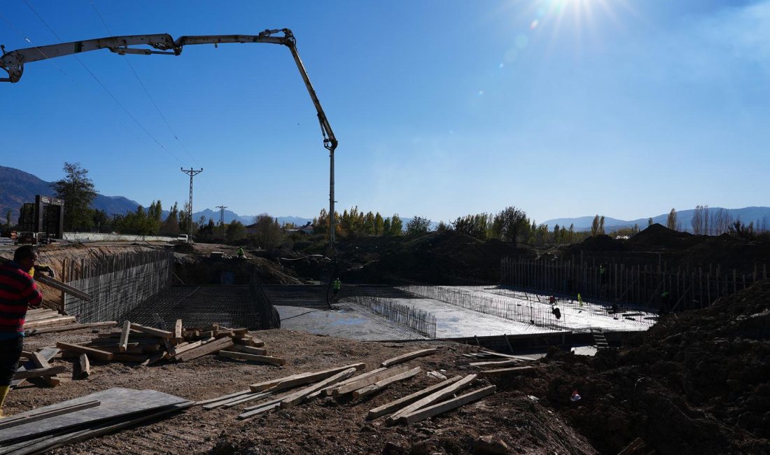 Büyükşehir Göksun’un Yeni Köprüsünde Çalışmalarını Sürdürüyor