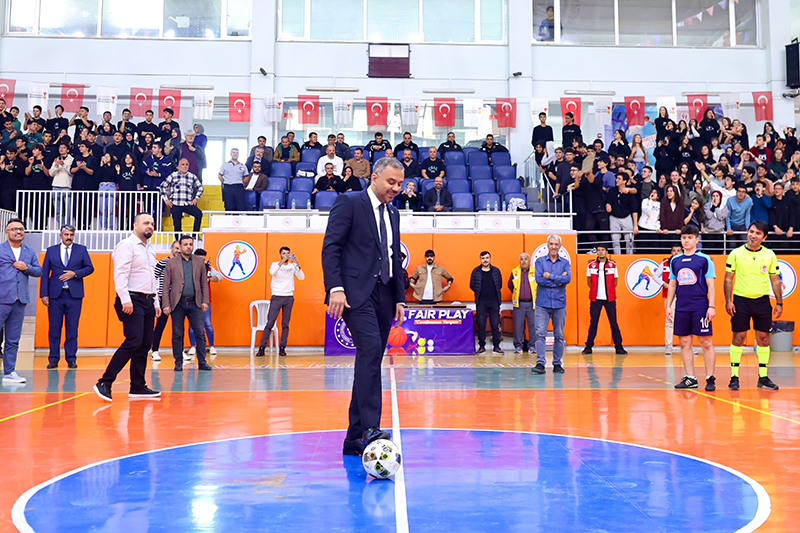 baskan toptas cumhuriyet spor soleni futsal finalini izledi