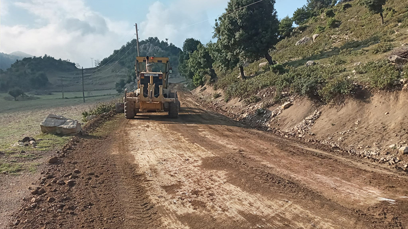 buyuksehir andirinda mahallenin yolunu yeniliyor