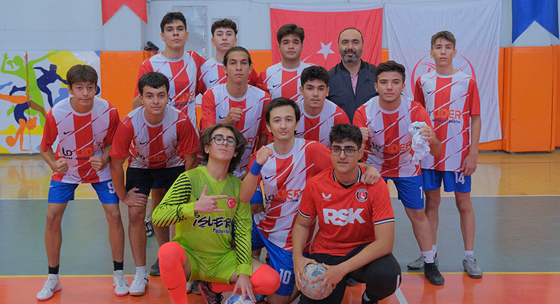 onikisubat belediyesinin cumhuriyet spor soleninde futsal heyecani basladi