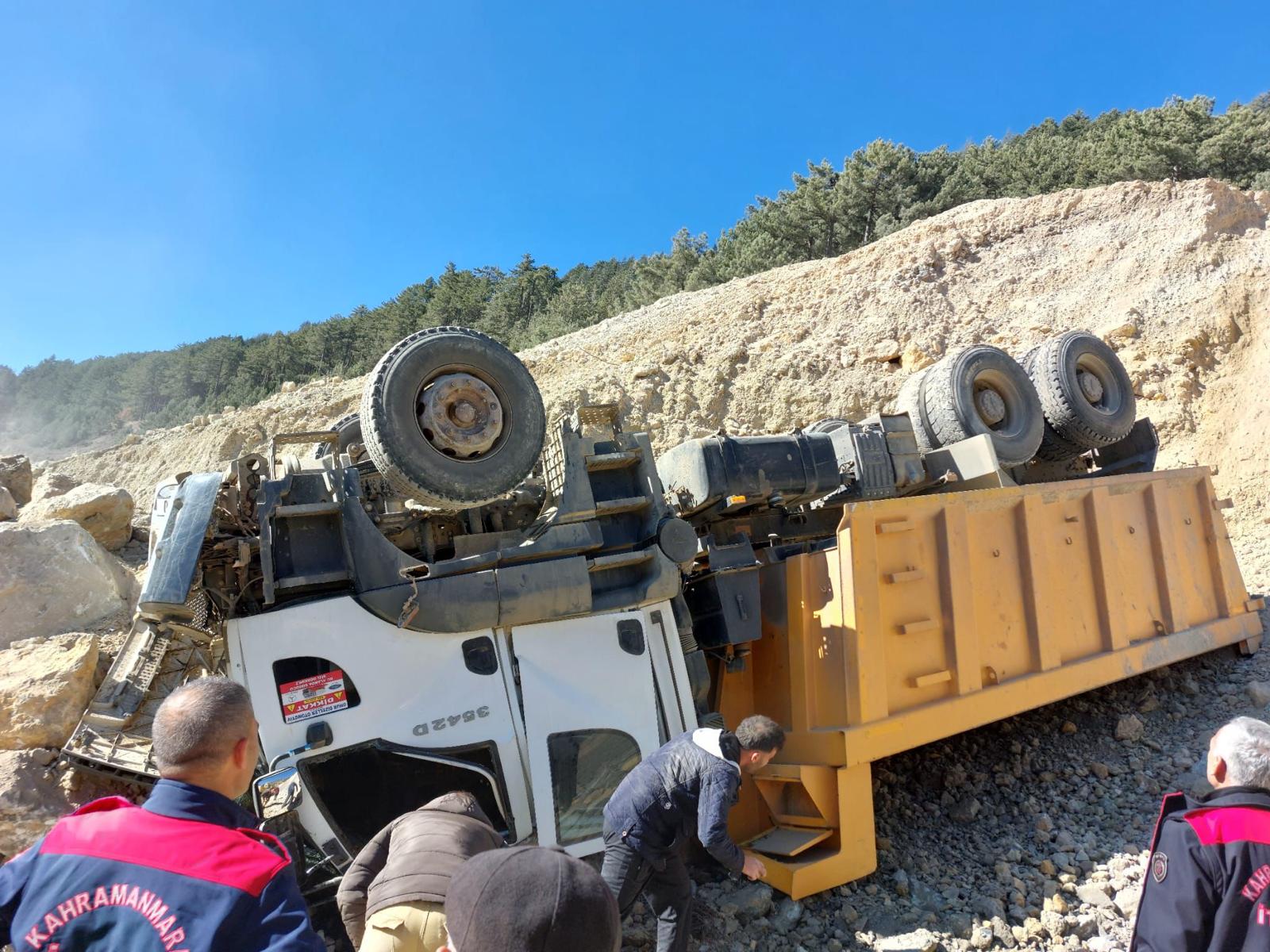 Göksun’da hafriyat kamyonu devrildi: 1 yaralı