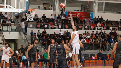 Maça hızlı ve baskılı başlayan İstiklalspor, ilk çeyreği 27-8 gibi