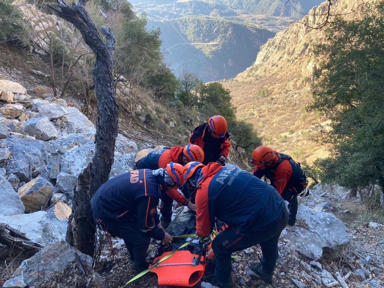 Andırın’da kayalıklardan düşen avcı için ekipler seferber oldu 1 IMG WA