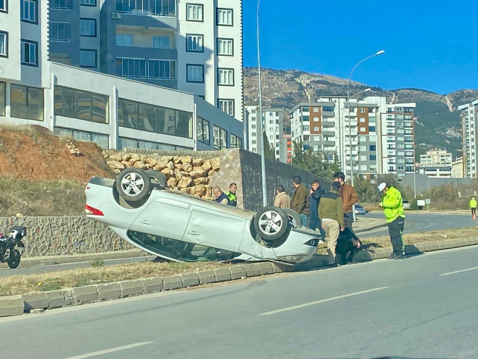 Kahramanmaraş’ta otomobil ters döndü 1 IMG WA