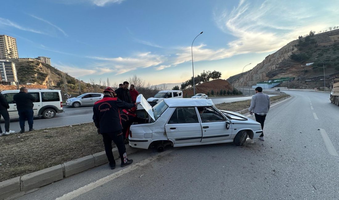 Kahramanmaraş’ta hafif ticari araç ile otomobil çarpıştı: 2 yaralı Edinilen bilgiye göre; Onikişubat ilçesi Boğaziçi Mahallesi’nde yer alan Sümbüllü