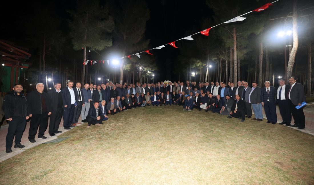 Mahallelerin gelişiminde önemli bir rol üstlenen muhtarlarla bir araya gelen