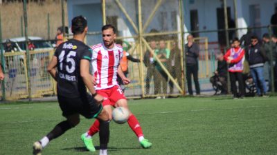 Her iki takımda ilk yarıda istediği oyunu sergileyemedi ve soyunma