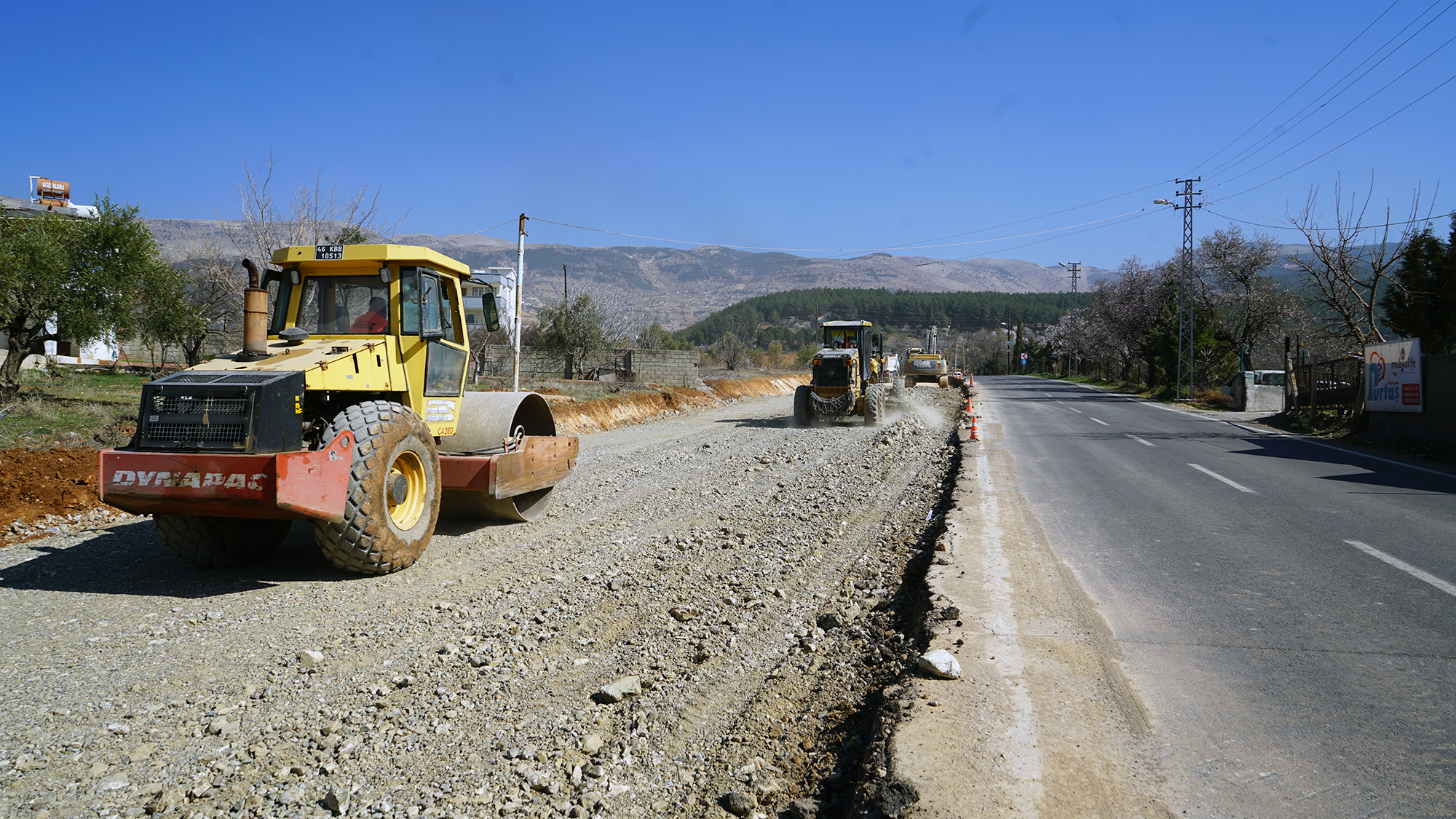Yedikuyular Yolu ()