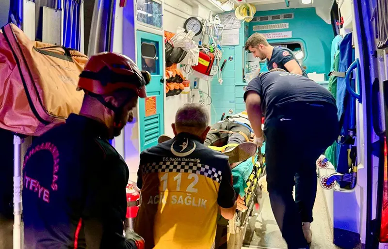 Kahramanmaraş’ın Elbistan ilçesinde elektrik akımına kapılıp 10 metre yüksekten düşen