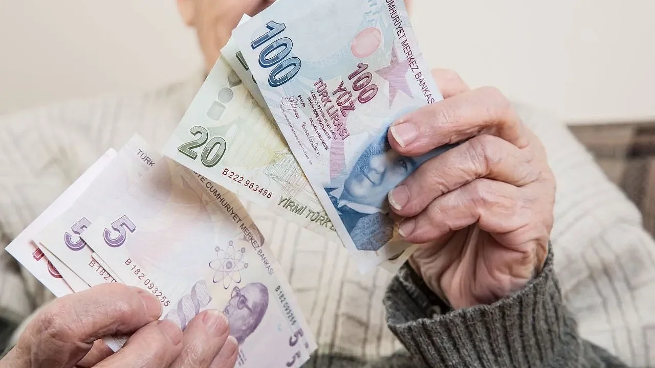 emeklinin bayram ikramiyesi hesaplara yatiyor
