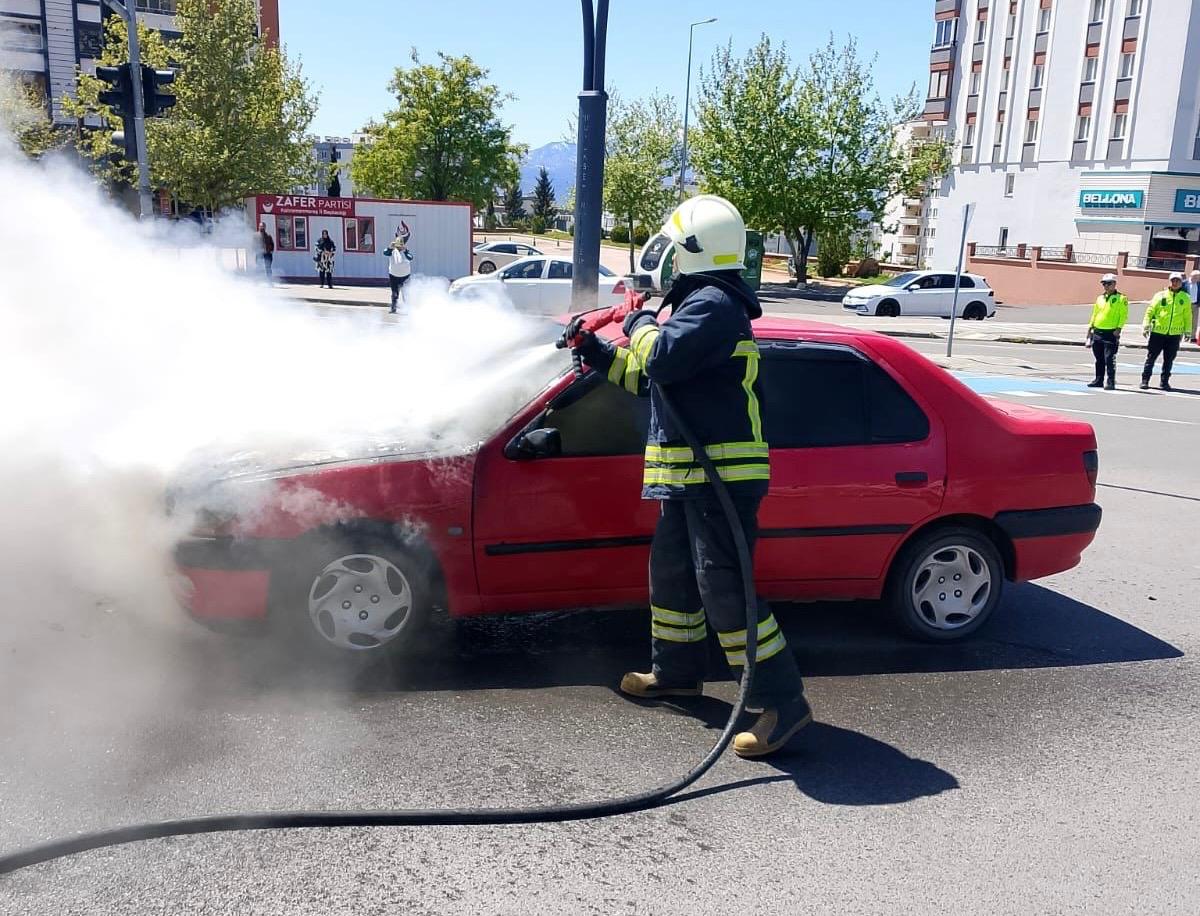 Kahramanmaraş’ta seyir halindeki otomobil alev aldı 1 IMG WA