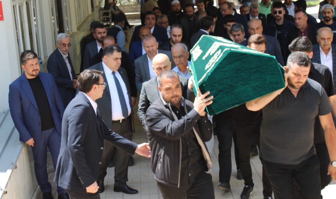 GAZETECİ MEHMET FİSKECİ KARDEŞİNİ SON YOLCULUĞUNA UĞURLADI Ahmet Fiskeci için burada öğle namazına müteakip kılınan cenaze namazının