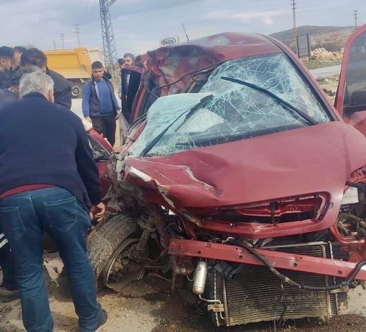 Kahramanmaraş’ın Afşin ilçesinde meydana gelen trafik kazasında, otomobil ile kamyonetin