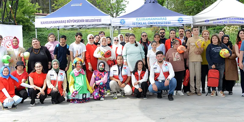 Otizme dikkat çekmek ve toplumda farkındalık oluşturmak amacıyla yıl boyunca