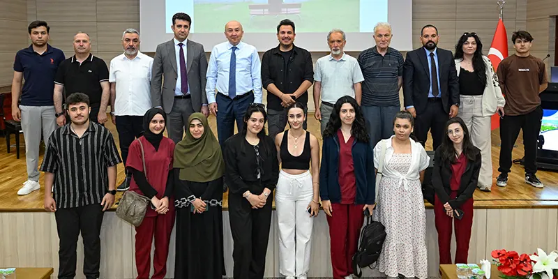 Programın açılışında Bozaslan’ın özgeçmişi okundu. Ulusal birçok dergide seyahat yazıları