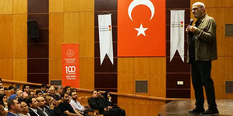 Eserlerinde gelenekle modernliği, gönülle aklı buluşturan bir çizgide yürüyen Barkçin,