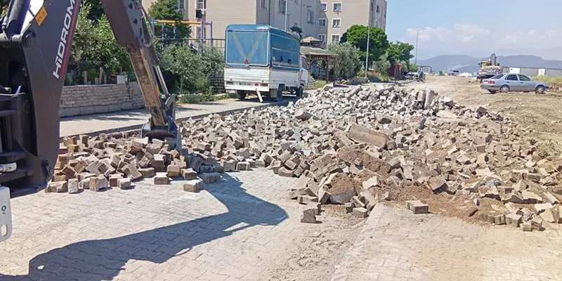 Bu kapsamda Göllü ve Ayaklıcaoluk Mahalleleri’nde kilit parke taşı döşeme