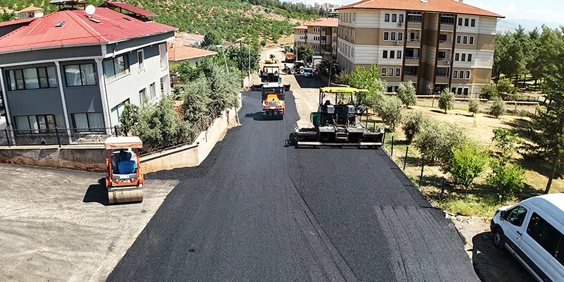 Türkoğlu’nda Daha Konforlu Ulaşım İçin Büyükşehir Sahada Kahramanmaraş Büyükşehir Belediyesi, şehir genelinde ulaşım altyapısını güçlendirme hedefi doğrultusunda