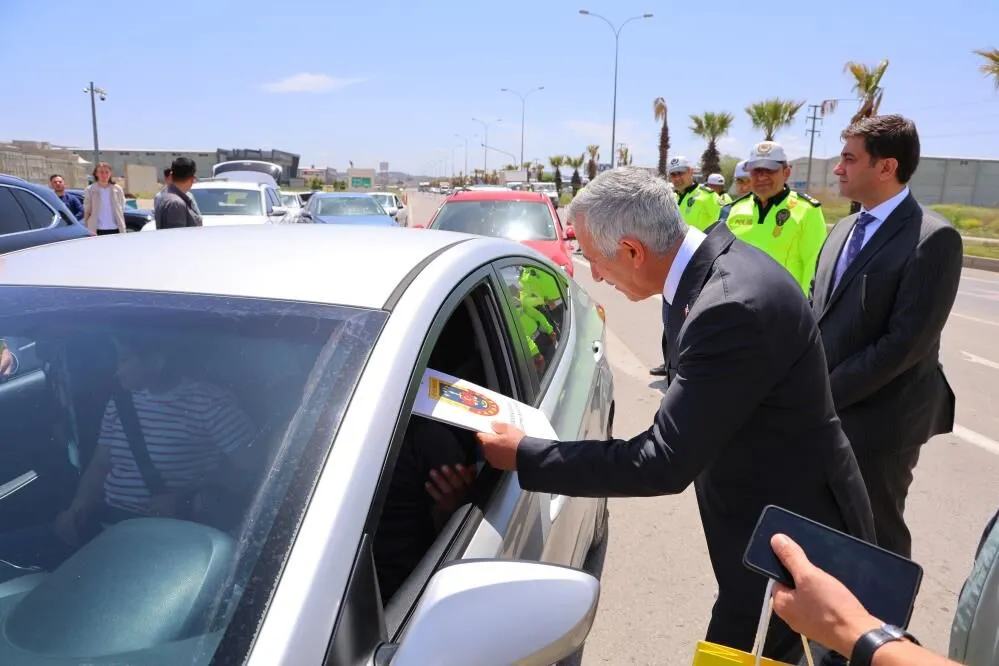 vali unluer trafik denetiminde suruculeri uyardi cocuklara hediye dagitti