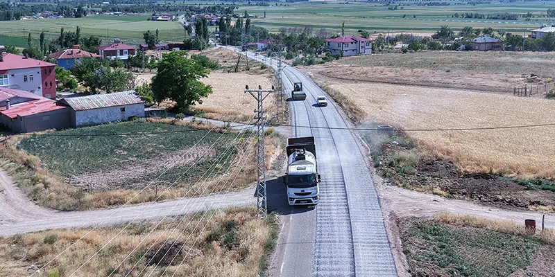 Kuzey İlçeler Dairesi Başkanlığı koordinesinde yürütülen çalışmalarda, yolun deforme olmuş
