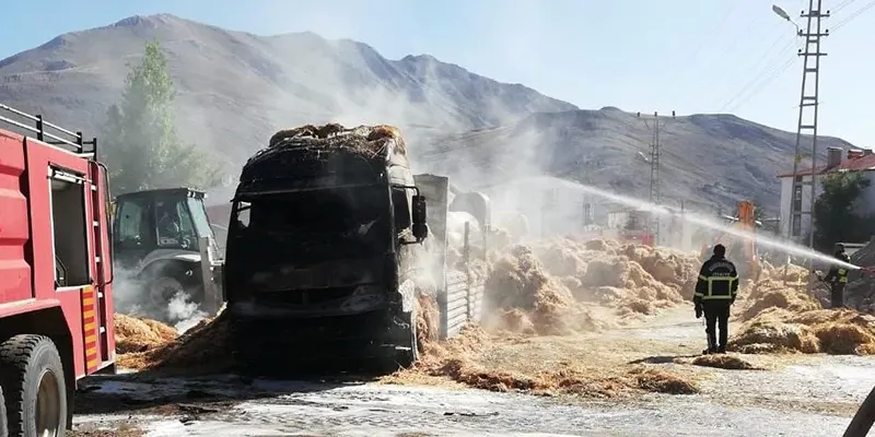 Kahramanmaraş’ta saman yüklü tırda çıkan yangın itfaiye ekiplerinin zamanında müdahalesiyle