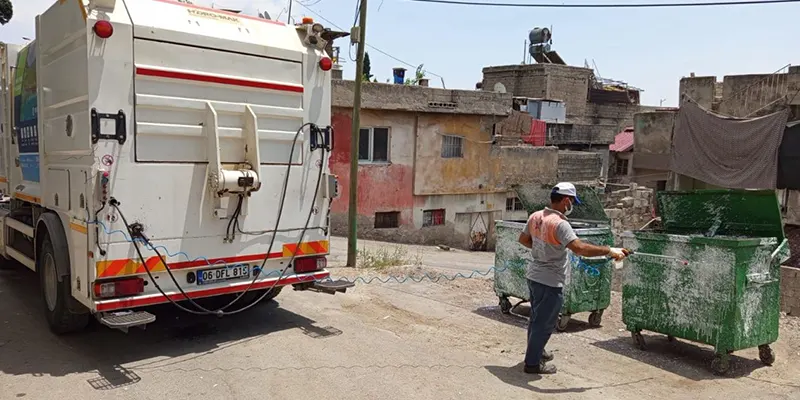 Bayram döneminde Onikişubat Belediyesi Çevre Koruma ve Kontrol Müdürlüğü ekipleri,