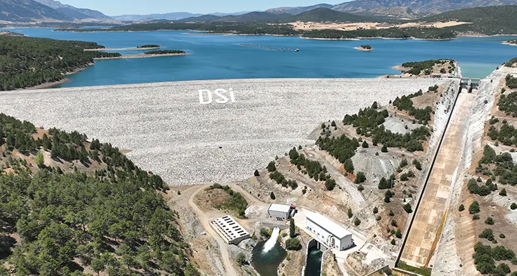 ADATEPE BARAJI SULAMASI 1.KISIM PROJESİ HİZMETE ALINDI Projenin ana su kaynağının Adatepe Barajı olduğunu belirten DSİ Genel