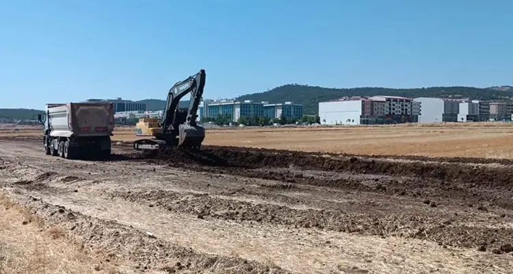 Dulkadiroğlu Belediyesi’nden Ferhuş Mahallesi’ne Yol Atağı Belediye yetkilileri, yürütülen çalışmalarla birlikte Ferhuş Mahallesi’nde hem ulaşımın kolaylaştırılmasının