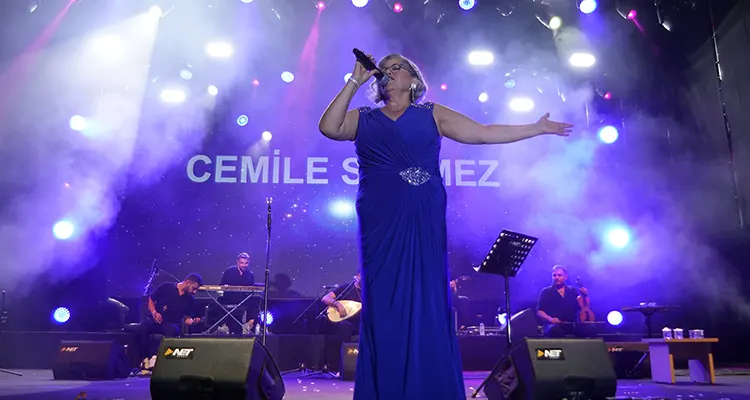 KAFUM’da gerçekleştirilen konserde, şehrin sevilen seslerinden Cemile Sönmez sahne aldı.