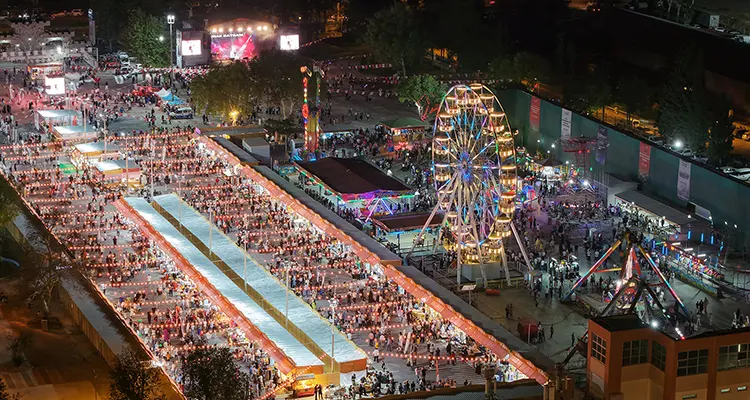 Kahramanmaraş Büyükşehir Belediyesinin düzenlediği Uluslararası Geleneksel Ağustos Fuarı, ilk günkü