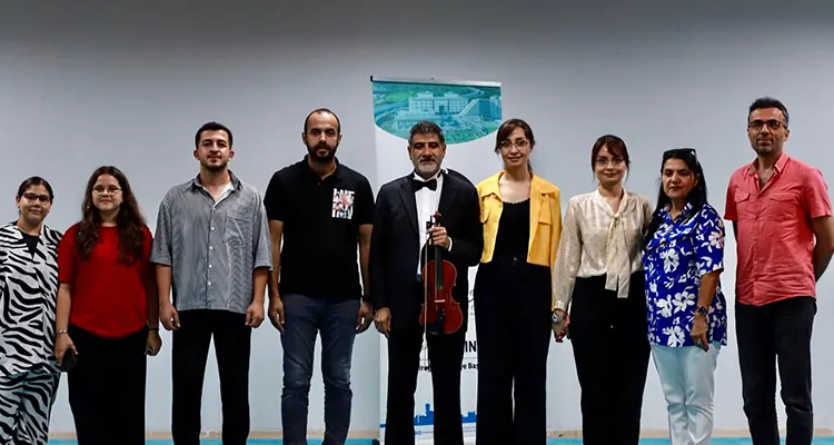 Kahramanmaraş’ta tek kişilik dev gösteri Konser sonrası açıklama yapan Soner Okan, “Bugün Türk müziği bestecilerine