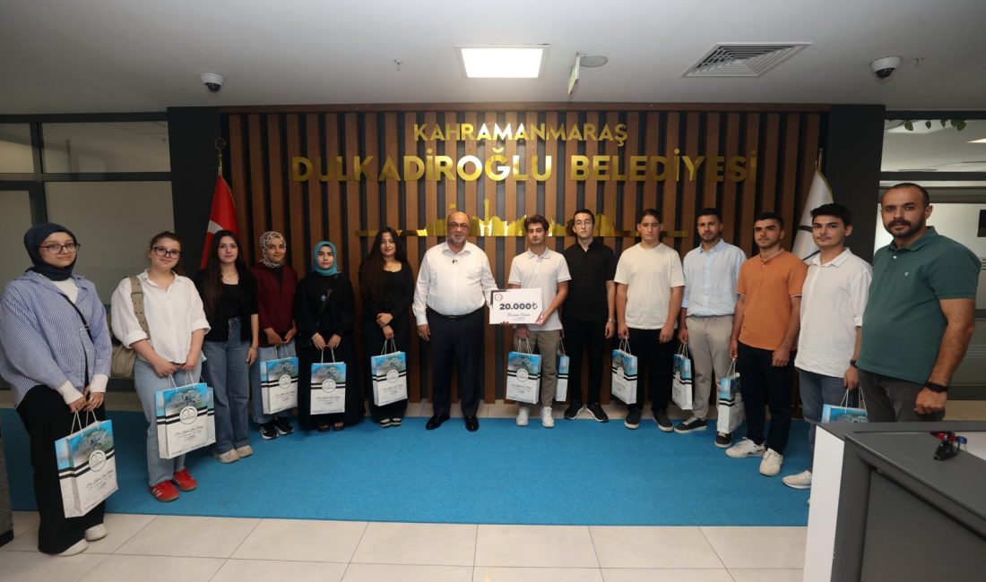 Öğrencileri tek tek tebrik eden Başkan Mehmet Akpınar, eğitimin ve