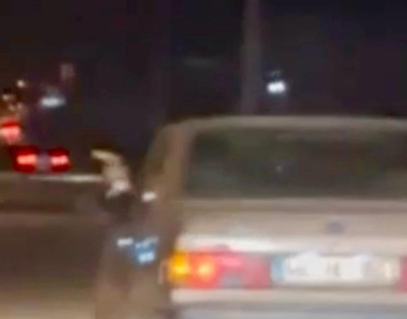 Kahramanmaraş’ta otomobilinden havaya ateş etti yanına kalmadı Alınan bilgilere göre; Onikişubat İlçesi Altınova Mahallesinde otomobiliyle seyir halinde