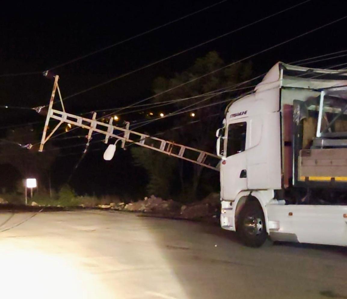 Şiddetli rüzgar çatıları uçurdu elektrik direklerini devirdi 1 IMG WA