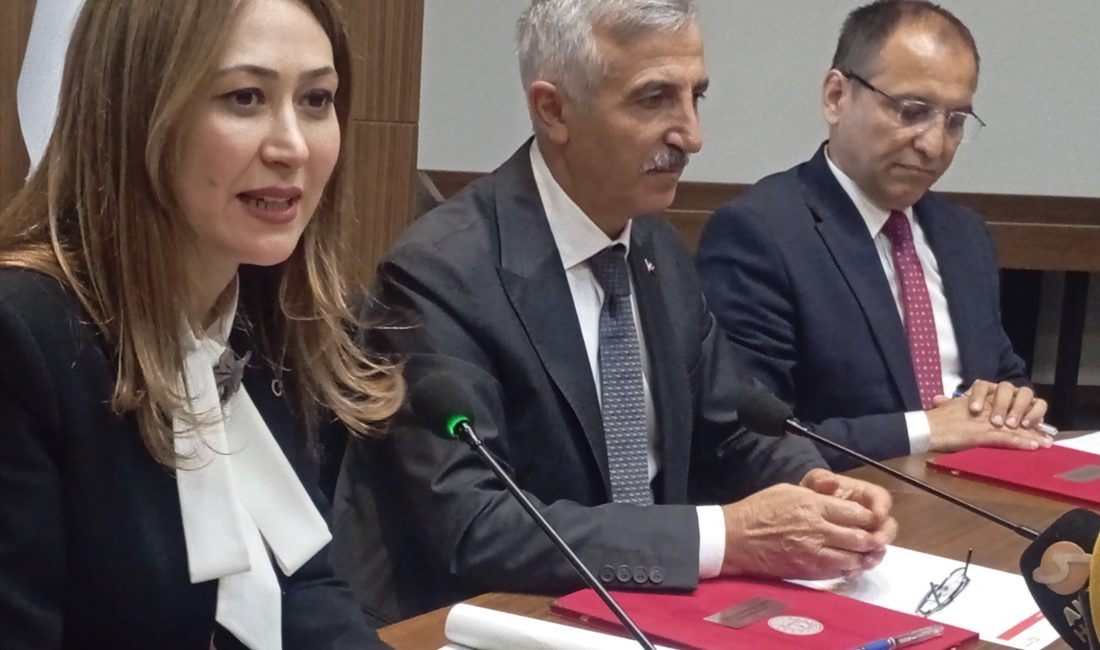 Okulun içerisinde kütüphane, spor salonu, robotik kodlama atölyesi ve sanat