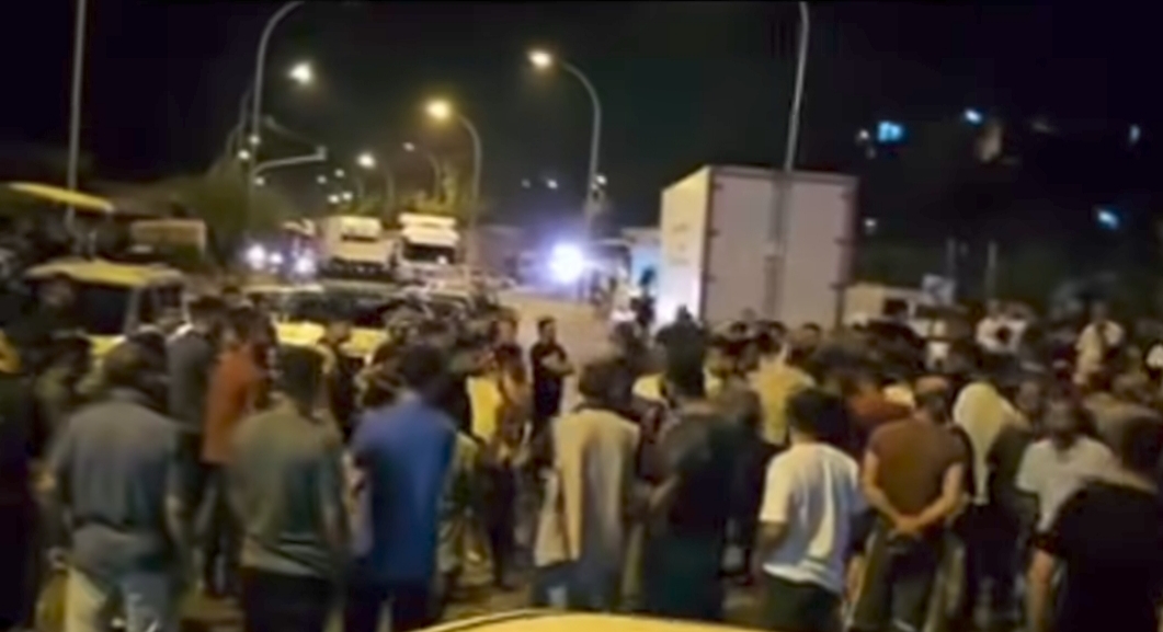 Pazarcık’ta Feci Kaza: 17 Yaşındaki Genç Hayatını Kaybetti Kazanın ardından hayatını kaybeden gencin yakınları, karayolunu trafiğe kapatarak olaya