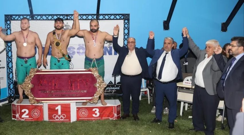 Bertiz Boyalı Şalvar Güreşlerinin Şampiyonları Er Meydanında Belli Oldu Er meydanında 480 sporcunun kıyasıya mücadelesine sahne olan güreşlerde izleyiciler