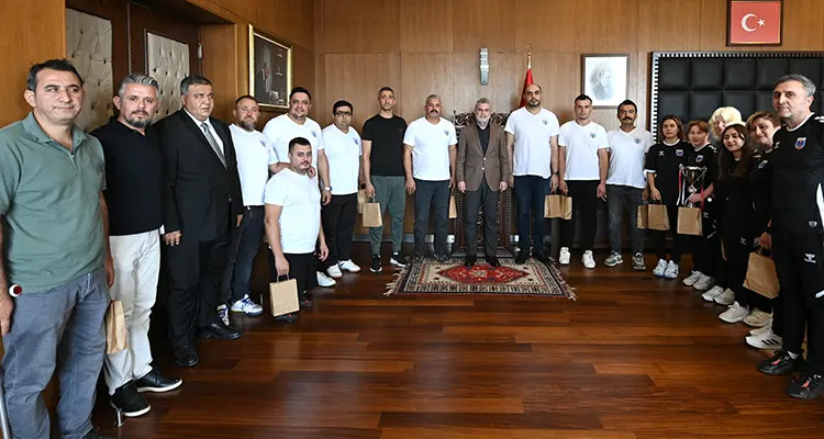Başkan Fırat Görgel, ‘Süper’ Voleybolcuları Ağırladı Engelleri aşarak şehrin adını zirveye taşıyan takımın spor alanındaki yükselen