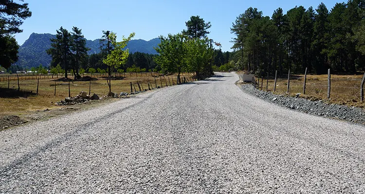Büyükşehir’den Andırın Kırsalına 7 Milyonluk Yol Yatırımı Kahramanmaraş Büyükşehir Belediyesi, şehir genelinde sürdürdüğü ulaşım altyapı yatırımlarına bir