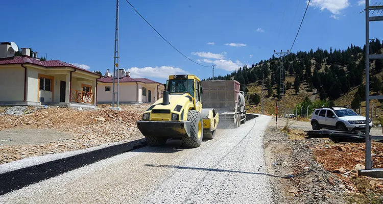 Büyükşehir’den Göksun’a 200 Milyonluk Yol Yatırımı Kahramanmaraş Büyükşehir Belediyesi, 11 ilçede yatırımlarına aralıksız devam ediyor. Büyükşehir